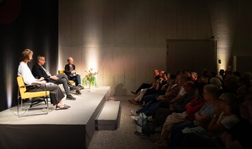 Der lange Schatten der DDR | Gisela Hürlimann, Professorin für Technik- und Wirtschaftsgeschichte in Dresden | Hartmut Berghoff, Wirtschafts- und Sozialhistoriker von der Universität Göttingen | Moderation: Claudia Mäder, Leiterin "NZZ Geschichte" | © Schweizerisches Nationalmuseum