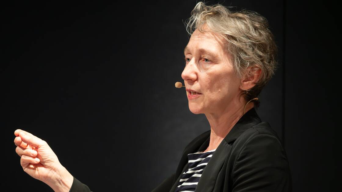 Der lange Schatten der DDR | Gisela Hürlimann, Professorin für Technik- und Wirtschaftsgeschichte in Dresden | Hartmut Berghoff, Wirtschafts- und Sozialhistoriker von der Universität Göttingen | Moderation: Claudia Mäder, Leiterin "NZZ Geschichte" | © Schweizerisches Nationalmuseum