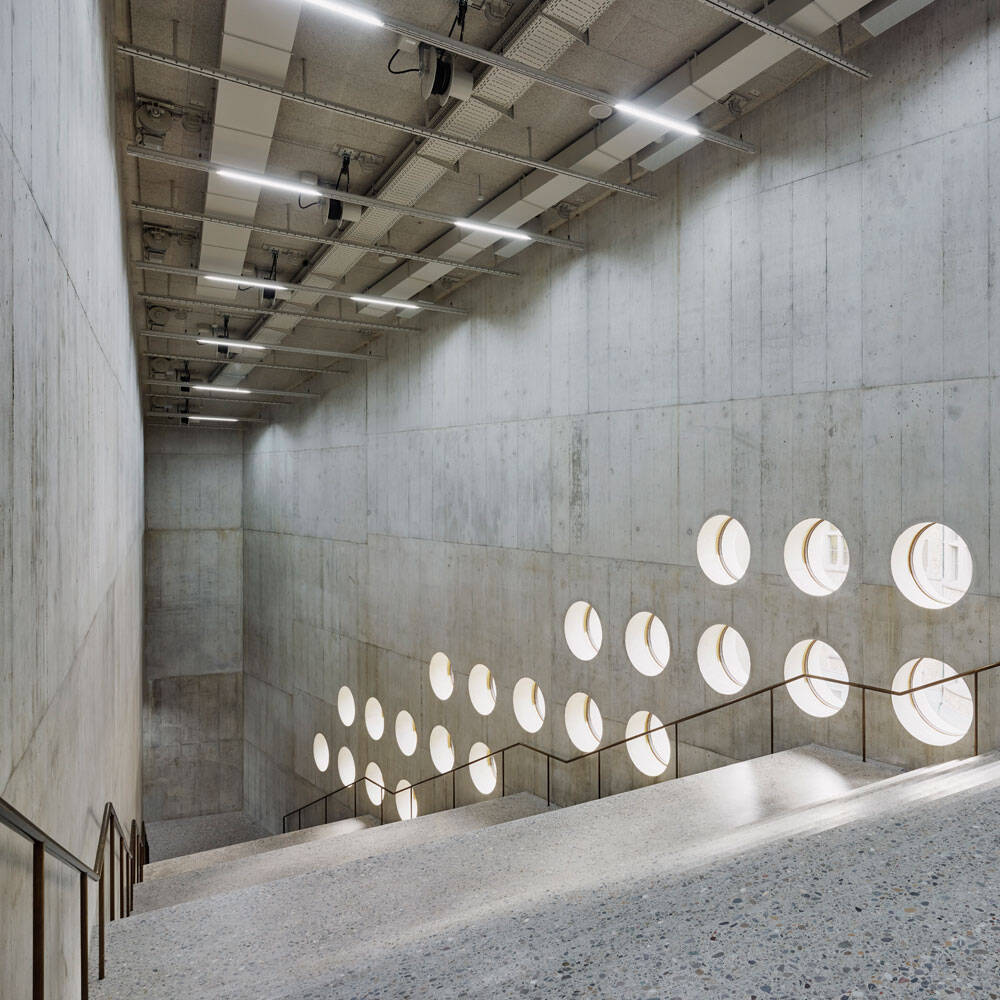 Le grand escalier de l'extension du Musée national