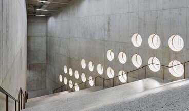 Le grand escalier de l'extension du Musée national