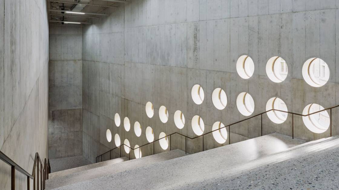 Die grosse Treppe im Erweiterungsbau des Landesmuseums