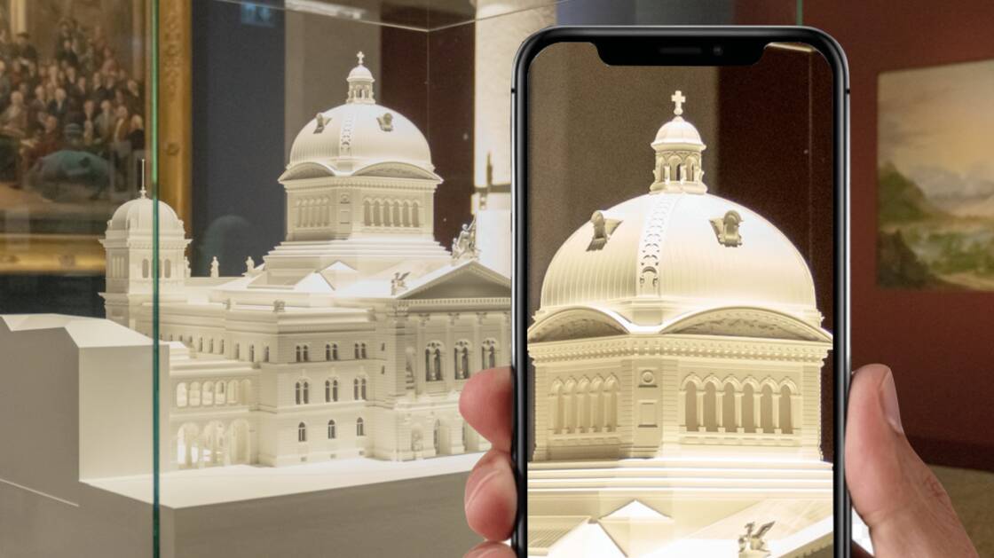 Virtual tour in front of the Federal Palace model