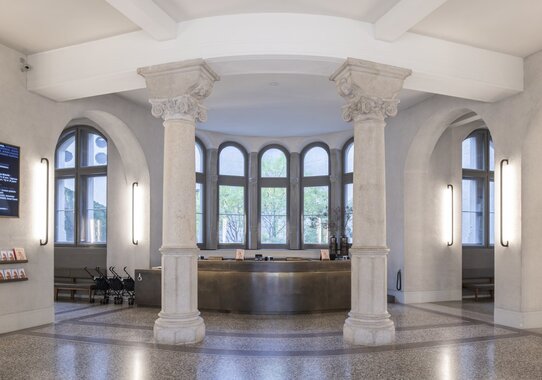 Blick zum Welcome Desk im Landesmuseum