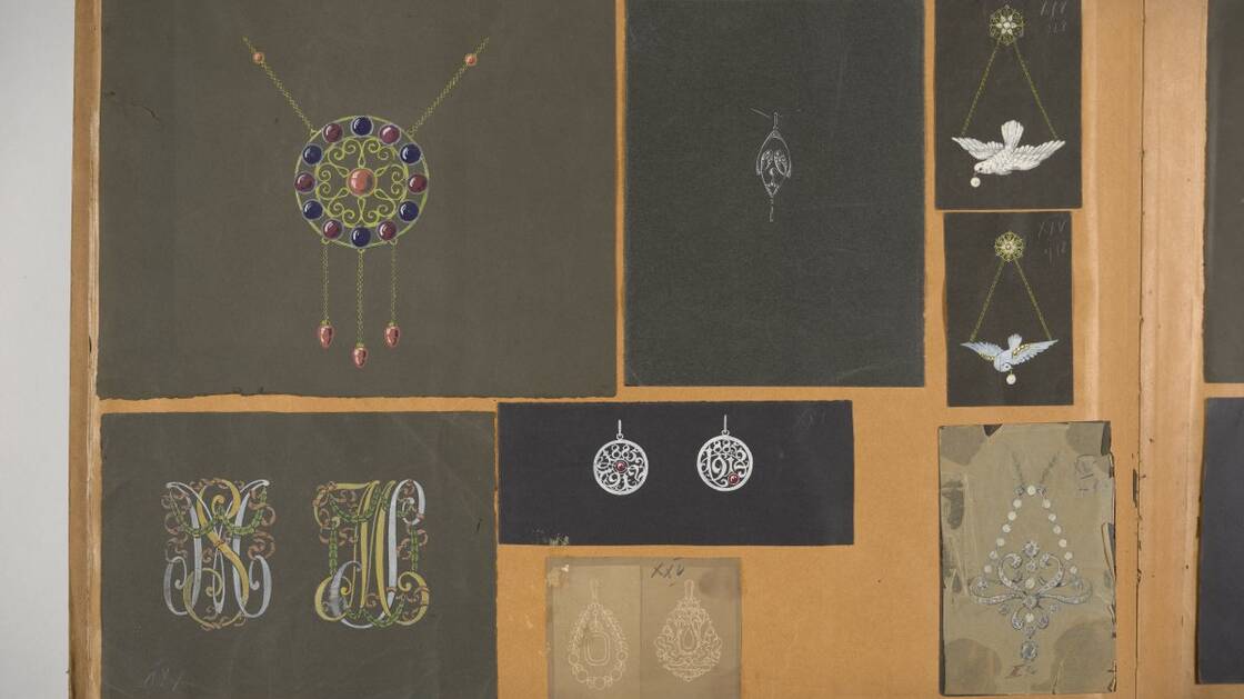 Entwürfe für Anhänger mit Ketten und weitere Schmuckstücke auf schwarzgrundigem Karton. Aus einem Musteralbum für Kunden sowie ohne Auftrag entstandene Eigenkreationen. 1869–1914.