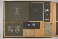 Entwürfe für Anhänger mit Ketten und weitere Schmuckstücke auf schwarzgrundigem Karton. Aus einem Musteralbum für Kunden sowie ohne Auftrag entstandene Eigenkreationen. 1869–1914.