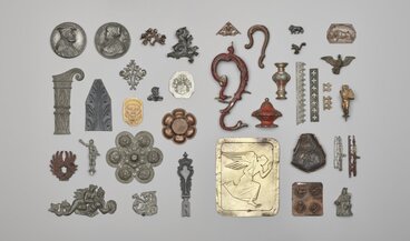 Plastische Modelle, Abriebe und Musterabdrücke von Gravuren. Hergestellt aus verschiedenen Materialien: Zinn, Blei, Kupfer, Eisenblech, Draht und Holz. Aus der Werkstatt, in Schubladen in Korpusmöbeln aufbewahrt. 1869–1940.