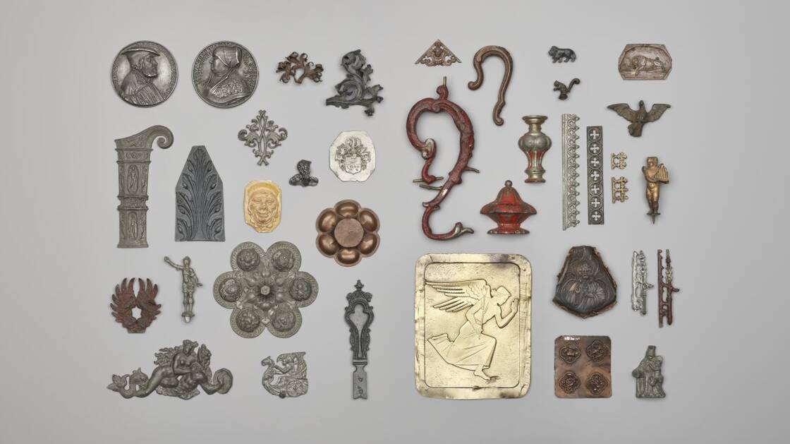 Plastische Modelle, Abriebe und Musterabdrücke von Gravuren. Hergestellt aus verschiedenen Materialien: Zinn, Blei, Kupfer, Eisenblech, Draht und Holz. Aus der Werkstatt, in Schubladen in Korpusmöbeln aufbewahrt. 1869–1940.