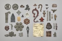 Plastische Modelle, Abriebe und Musterabdrücke von Gravuren. Hergestellt aus verschiedenen Materialien: Zinn, Blei, Kupfer, Eisenblech, Draht und Holz. Aus der Werkstatt, in Schubladen in Korpusmöbeln aufbewahrt. 1869–1940.