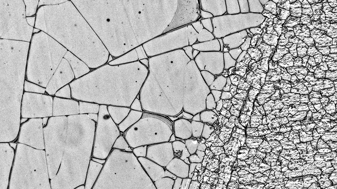 Detail of AG1078 where a polygonal crack network and partial delamination of the object are visible (photo, digital microscopy, Keyence VHX 6000 x 50 magnification)