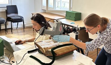 Handheld Röntgenfluoreszenzanalyse in der Bibliothèque de l’Arsenal in Paris (Bibliothèque nationale de France).