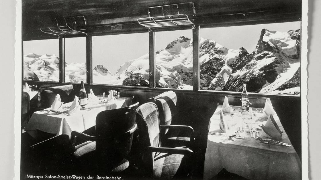 Salon-Speise-Wagen der Berninabahn mit Ausblick auf das Bernina-Massiv